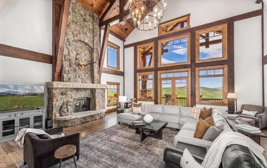 Mountain Charm Meets Modern Comfort Exquisite Colorado Residence for 7.25 Million 11