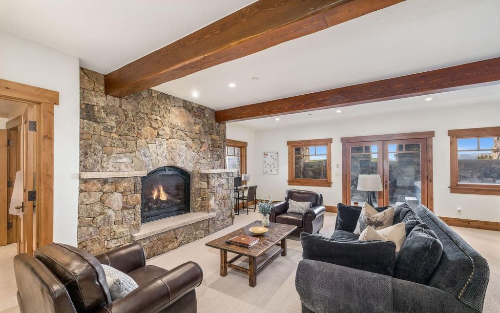 Mountain Charm Meets Modern Comfort Exquisite Colorado Residence for 7.25 Million 34