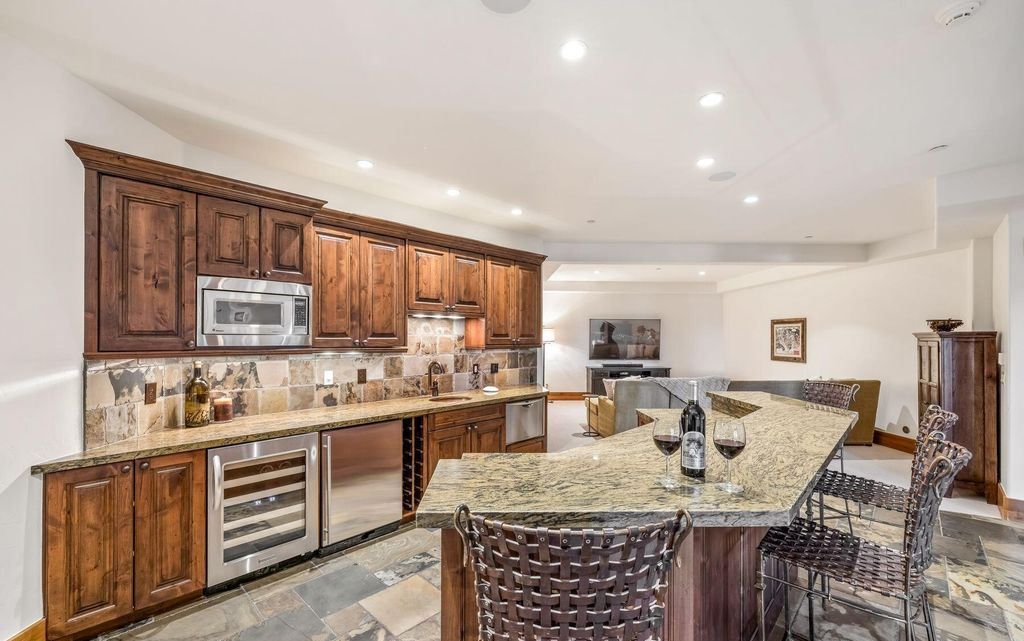 Mountain Charm Meets Modern Comfort Exquisite Colorado Residence for 7.25 Million 40