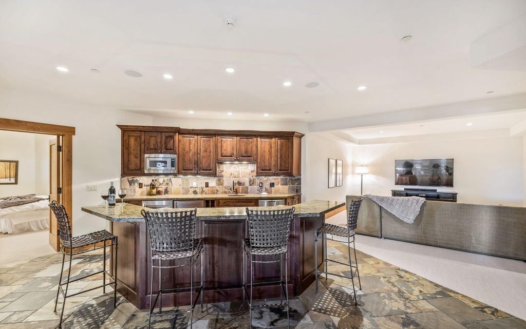 Mountain Charm Meets Modern Comfort Exquisite Colorado Residence for 7.25 Million 41