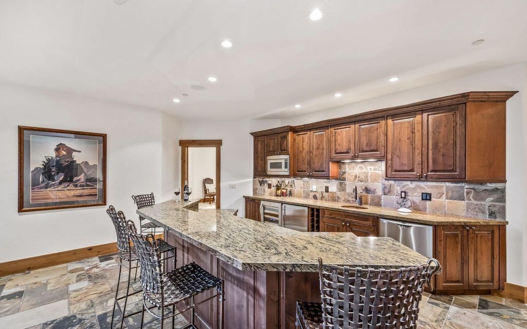 Mountain Charm Meets Modern Comfort Exquisite Colorado Residence for 7.25 Million 42
