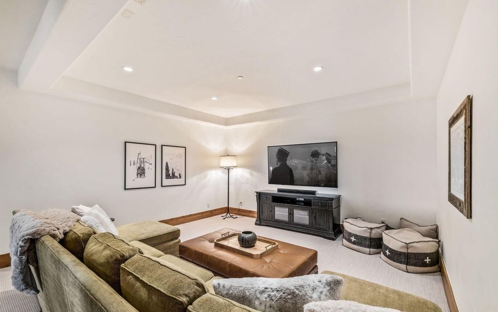 Mountain Charm Meets Modern Comfort Exquisite Colorado Residence for 7.25 Million 43