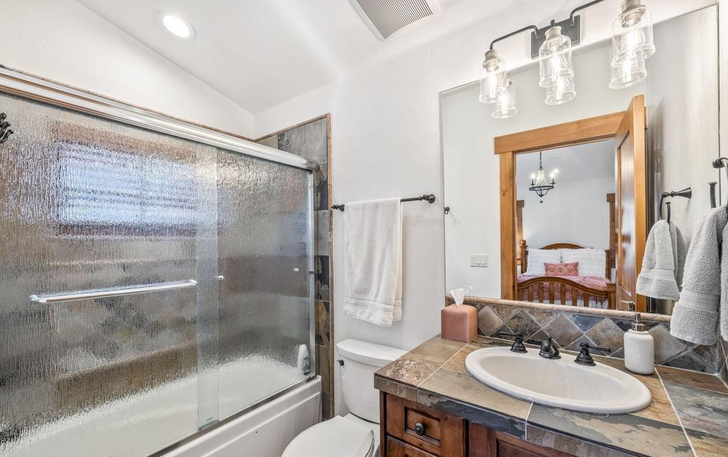 Mountain Charm Meets Modern Comfort Exquisite Colorado Residence for 7.25 Million 55