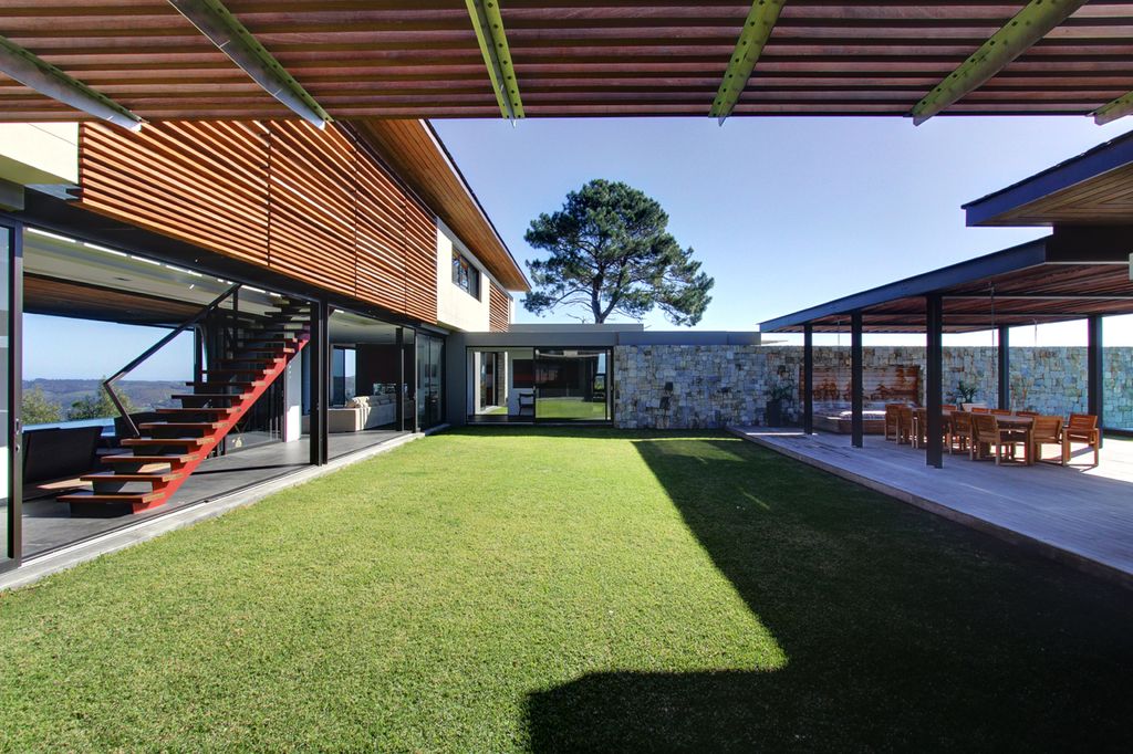 River Bend House, harmonious design by Craft of Architecture