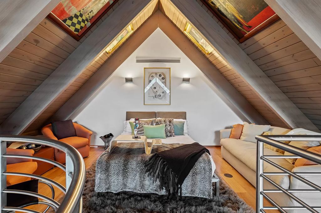 This 6-bed, 6-bath home features a soaring great room with ocean views, a fabulous new chef's kitchen, a guest house, and a resort-style outdoor oasis complete with an infinity pool, koi pond with fountain, and Intracoastal dock