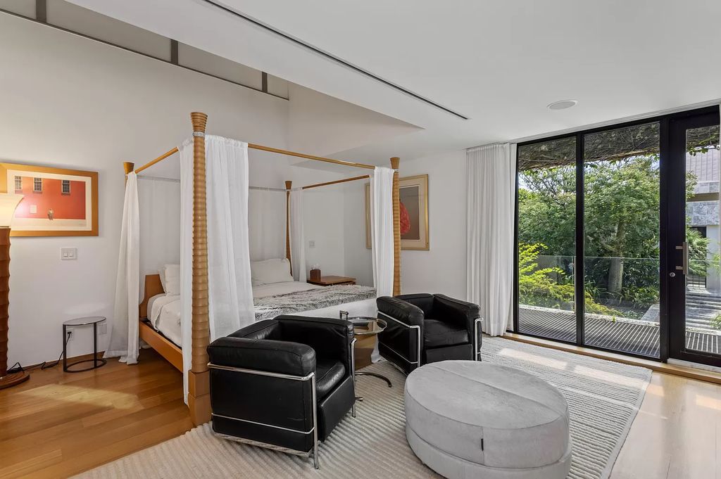 This 6-bed, 6-bath home features a soaring great room with ocean views, a fabulous new chef's kitchen, a guest house, and a resort-style outdoor oasis complete with an infinity pool, koi pond with fountain, and Intracoastal dock