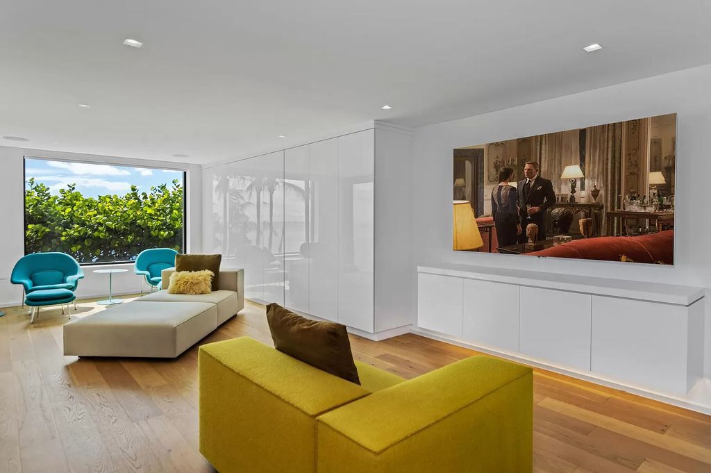 This 6-bed, 6-bath home features a soaring great room with ocean views, a fabulous new chef's kitchen, a guest house, and a resort-style outdoor oasis complete with an infinity pool, koi pond with fountain, and Intracoastal dock