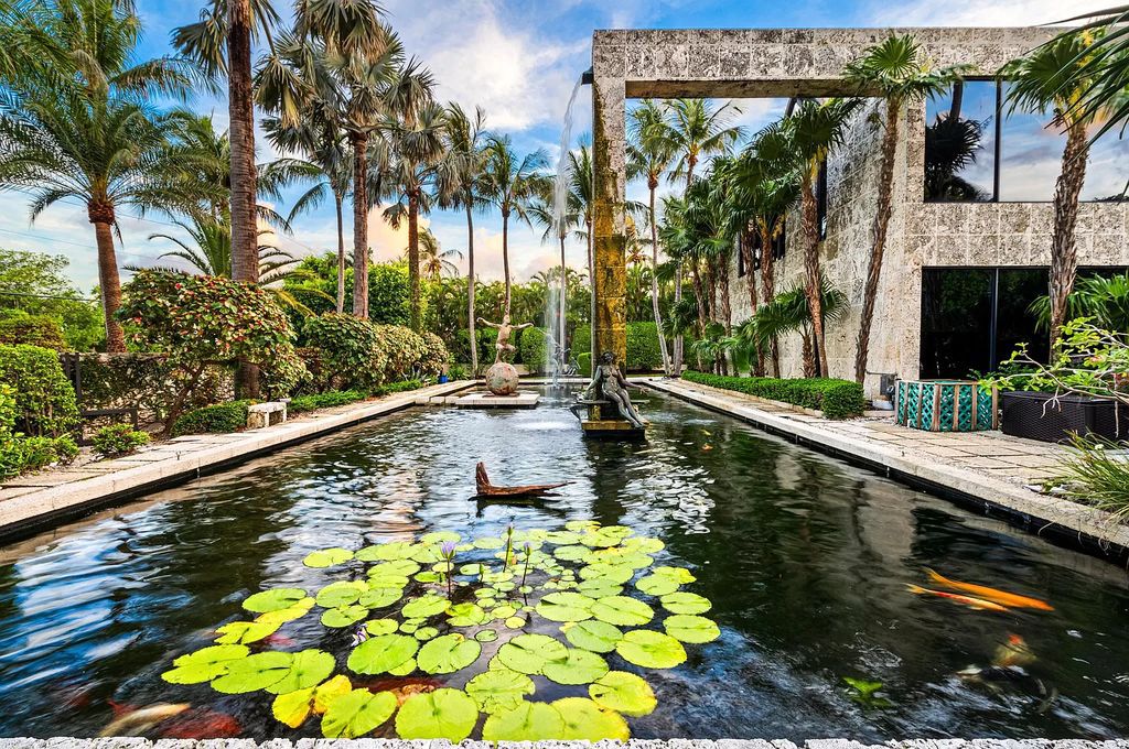 This 6-bed, 6-bath home features a soaring great room with ocean views, a fabulous new chef's kitchen, a guest house, and a resort-style outdoor oasis complete with an infinity pool, koi pond with fountain, and Intracoastal dock