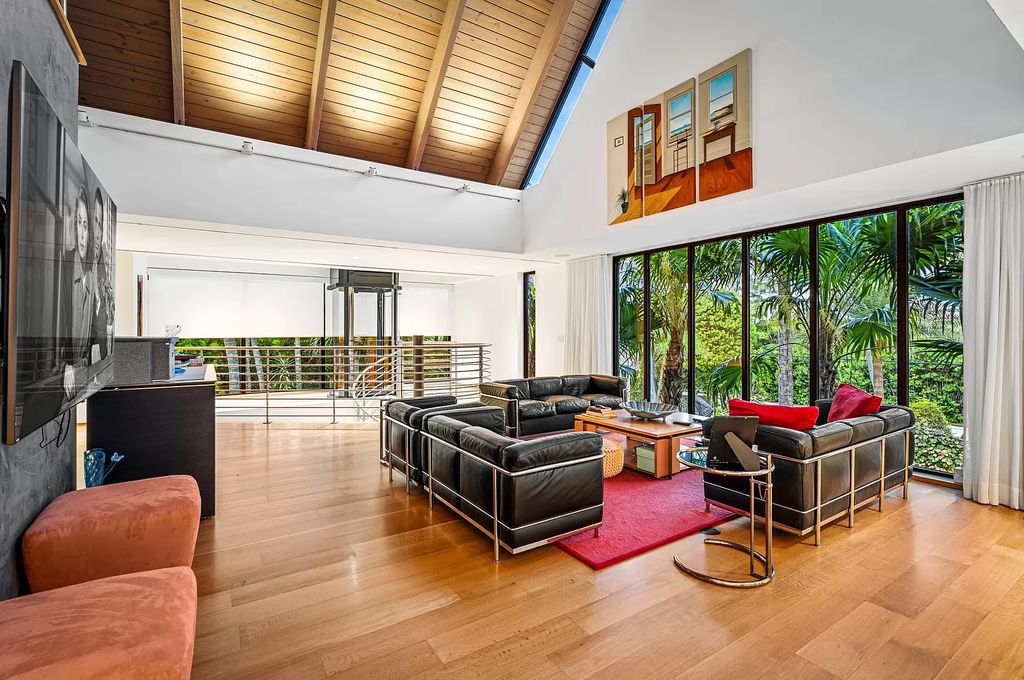 This 6-bed, 6-bath home features a soaring great room with ocean views, a fabulous new chef's kitchen, a guest house, and a resort-style outdoor oasis complete with an infinity pool, koi pond with fountain, and Intracoastal dock