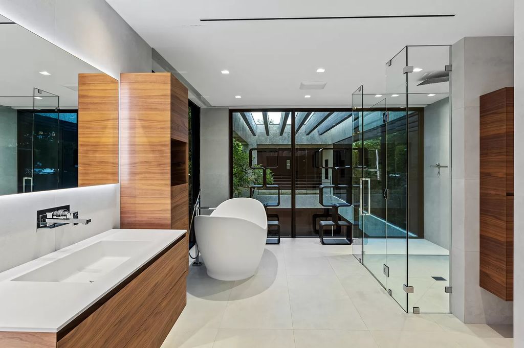 This 6-bed, 6-bath home features a soaring great room with ocean views, a fabulous new chef's kitchen, a guest house, and a resort-style outdoor oasis complete with an infinity pool, koi pond with fountain, and Intracoastal dock