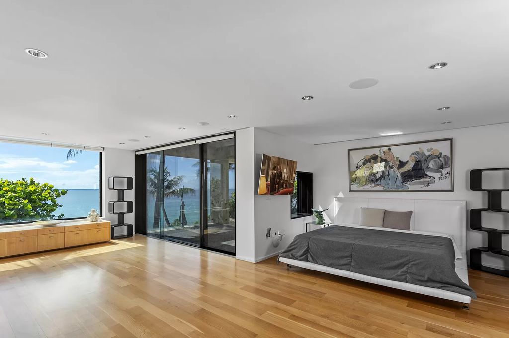 This 6-bed, 6-bath home features a soaring great room with ocean views, a fabulous new chef's kitchen, a guest house, and a resort-style outdoor oasis complete with an infinity pool, koi pond with fountain, and Intracoastal dock