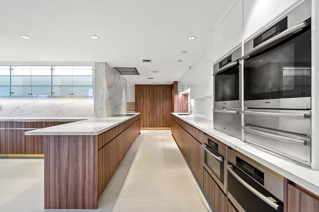 This 6-bed, 6-bath home features a soaring great room with ocean views, a fabulous new chef's kitchen, a guest house, and a resort-style outdoor oasis complete with an infinity pool, koi pond with fountain, and Intracoastal dock