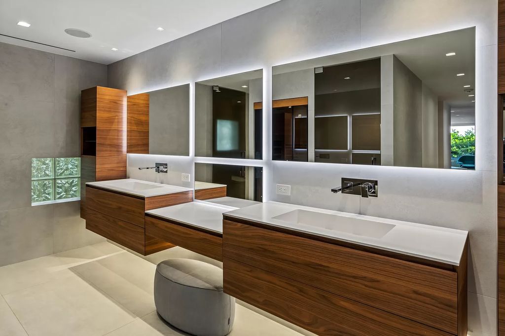 This 6-bed, 6-bath home features a soaring great room with ocean views, a fabulous new chef's kitchen, a guest house, and a resort-style outdoor oasis complete with an infinity pool, koi pond with fountain, and Intracoastal dock