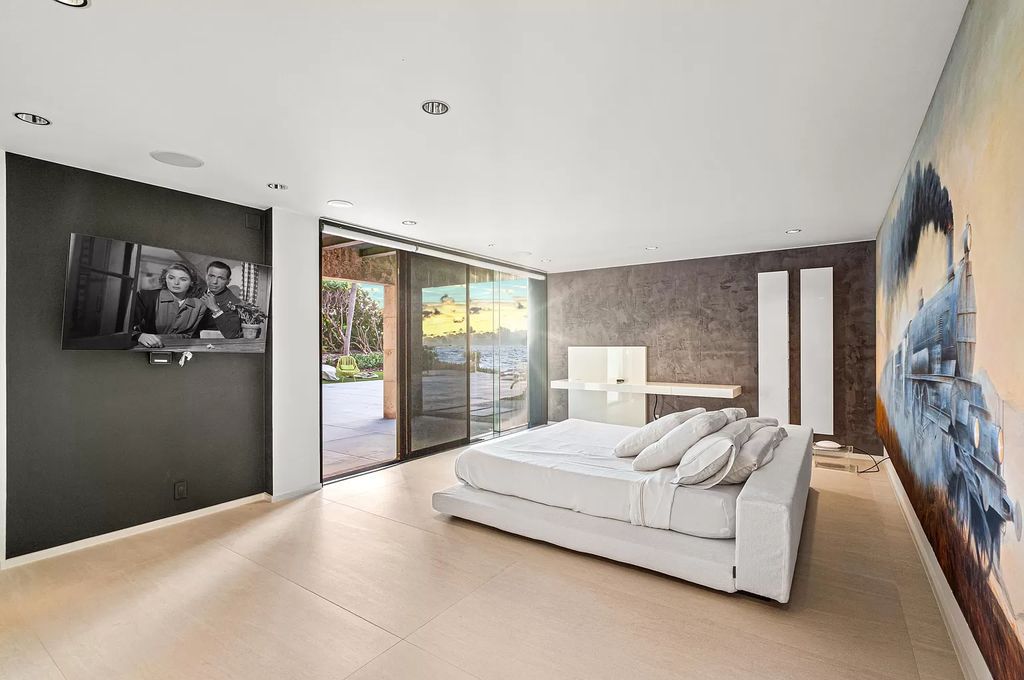 This 6-bed, 6-bath home features a soaring great room with ocean views, a fabulous new chef's kitchen, a guest house, and a resort-style outdoor oasis complete with an infinity pool, koi pond with fountain, and Intracoastal dock