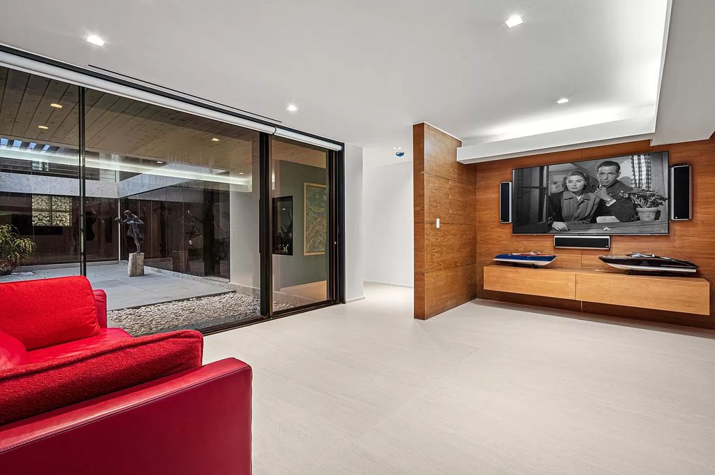 This 6-bed, 6-bath home features a soaring great room with ocean views, a fabulous new chef's kitchen, a guest house, and a resort-style outdoor oasis complete with an infinity pool, koi pond with fountain, and Intracoastal dock