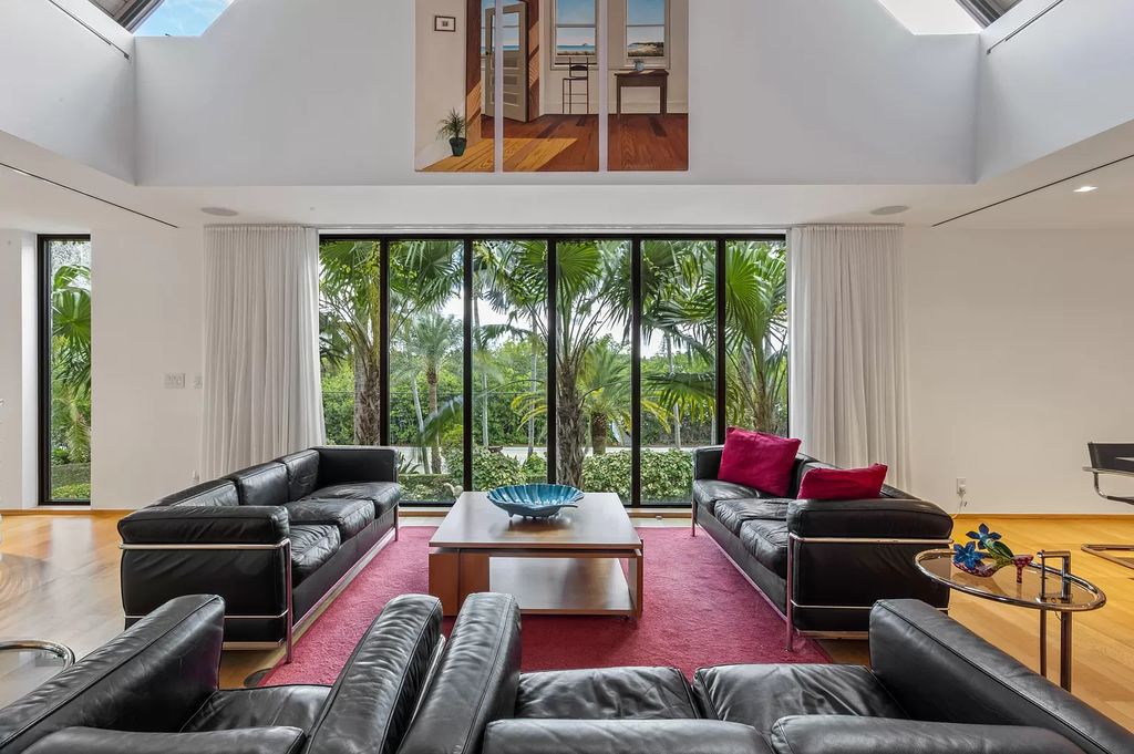 This 6-bed, 6-bath home features a soaring great room with ocean views, a fabulous new chef's kitchen, a guest house, and a resort-style outdoor oasis complete with an infinity pool, koi pond with fountain, and Intracoastal dock