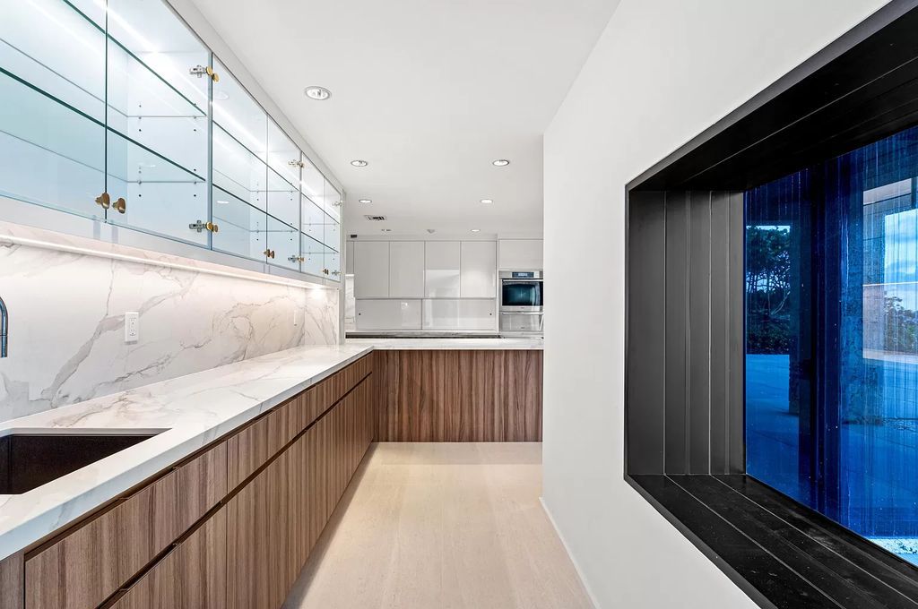 This 6-bed, 6-bath home features a soaring great room with ocean views, a fabulous new chef's kitchen, a guest house, and a resort-style outdoor oasis complete with an infinity pool, koi pond with fountain, and Intracoastal dock