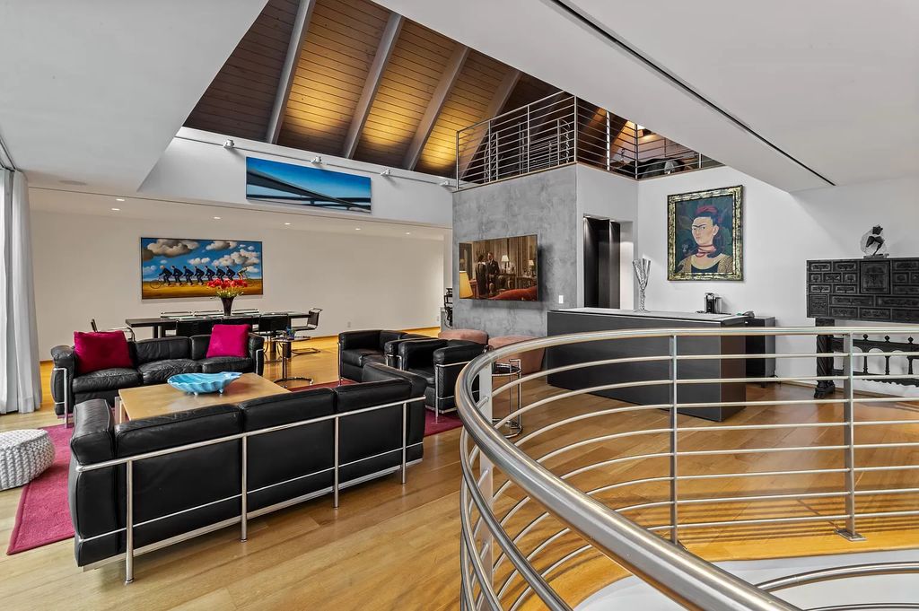 This 6-bed, 6-bath home features a soaring great room with ocean views, a fabulous new chef's kitchen, a guest house, and a resort-style outdoor oasis complete with an infinity pool, koi pond with fountain, and Intracoastal dock