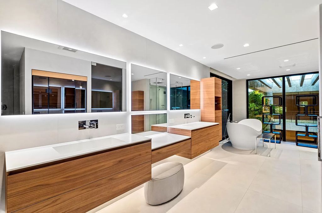 This 6-bed, 6-bath home features a soaring great room with ocean views, a fabulous new chef's kitchen, a guest house, and a resort-style outdoor oasis complete with an infinity pool, koi pond with fountain, and Intracoastal dock
