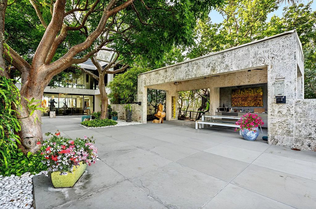 This 6-bed, 6-bath home features a soaring great room with ocean views, a fabulous new chef's kitchen, a guest house, and a resort-style outdoor oasis complete with an infinity pool, koi pond with fountain, and Intracoastal dock