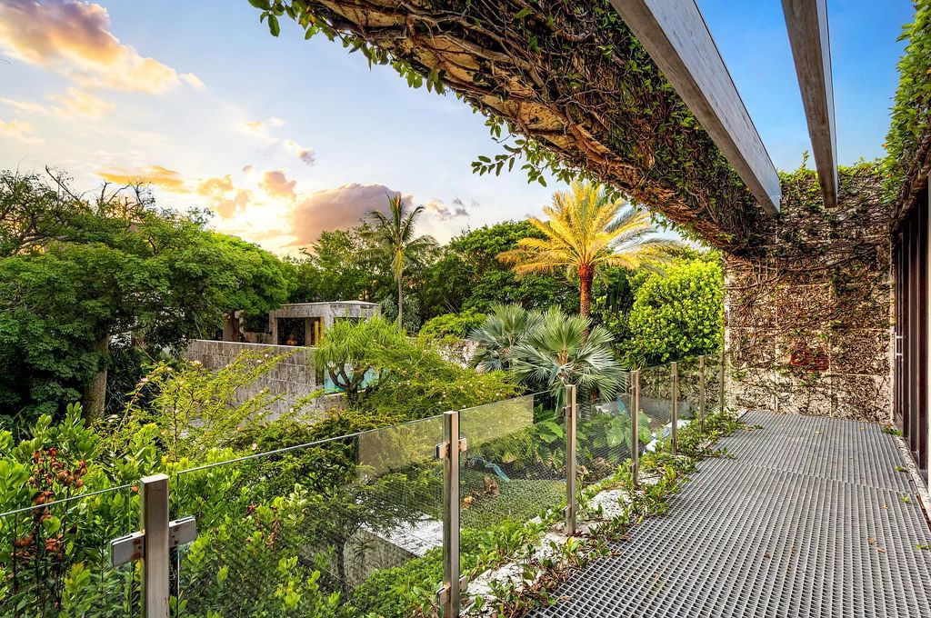 This 6-bed, 6-bath home features a soaring great room with ocean views, a fabulous new chef's kitchen, a guest house, and a resort-style outdoor oasis complete with an infinity pool, koi pond with fountain, and Intracoastal dock