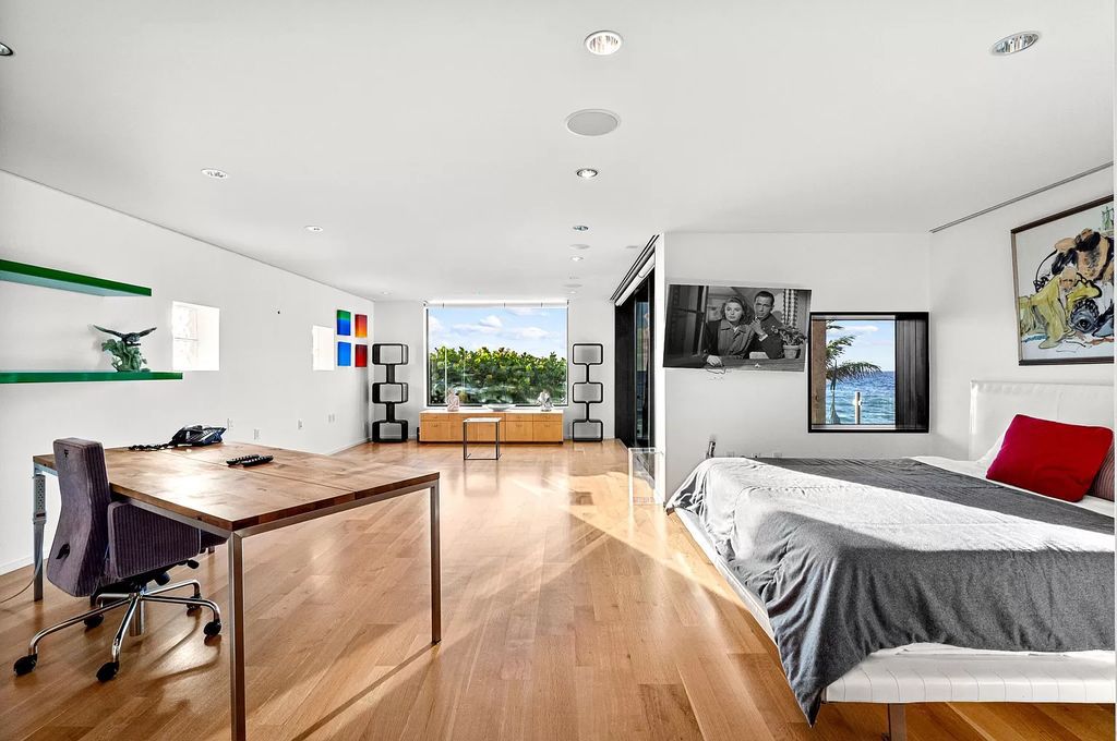 This 6-bed, 6-bath home features a soaring great room with ocean views, a fabulous new chef's kitchen, a guest house, and a resort-style outdoor oasis complete with an infinity pool, koi pond with fountain, and Intracoastal dock