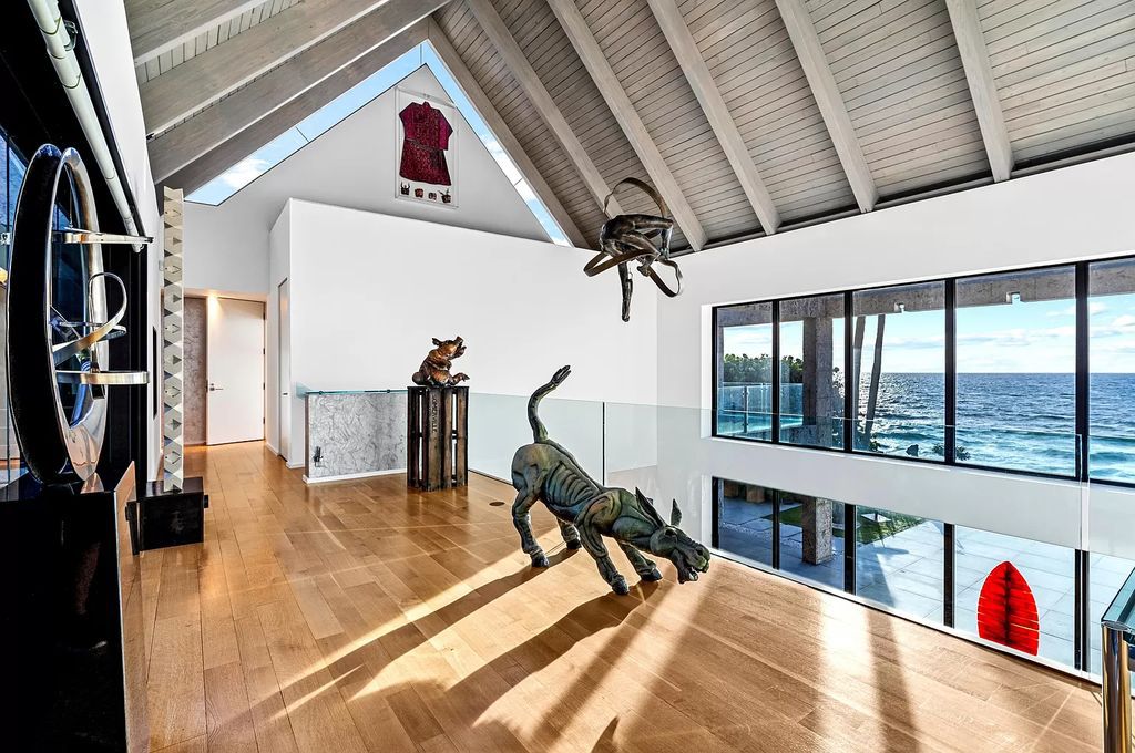 This 6-bed, 6-bath home features a soaring great room with ocean views, a fabulous new chef's kitchen, a guest house, and a resort-style outdoor oasis complete with an infinity pool, koi pond with fountain, and Intracoastal dock
