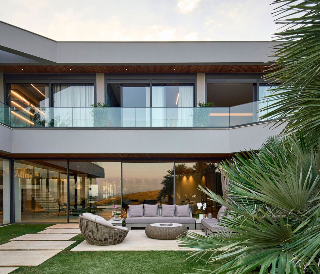 TA Residence a Hillside Haven by Anastasia Arquitetos 22