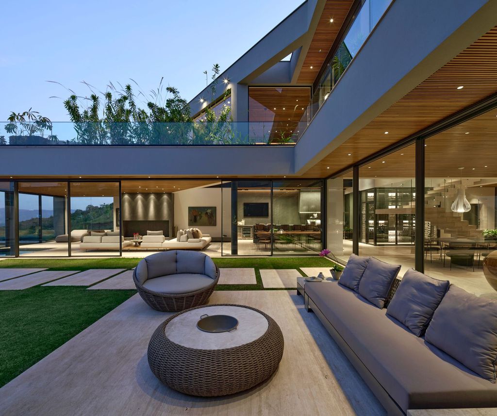 TA Residence, a Hillside Haven by Anastasia Arquitetos