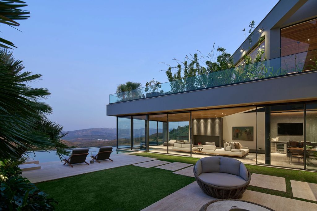 TA Residence a Hillside Haven by Anastasia Arquitetos 27