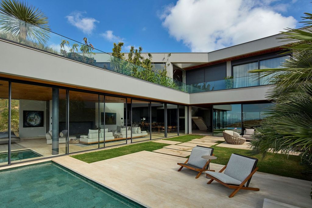 TA Residence, a Hillside Haven by Anastasia Arquitetos