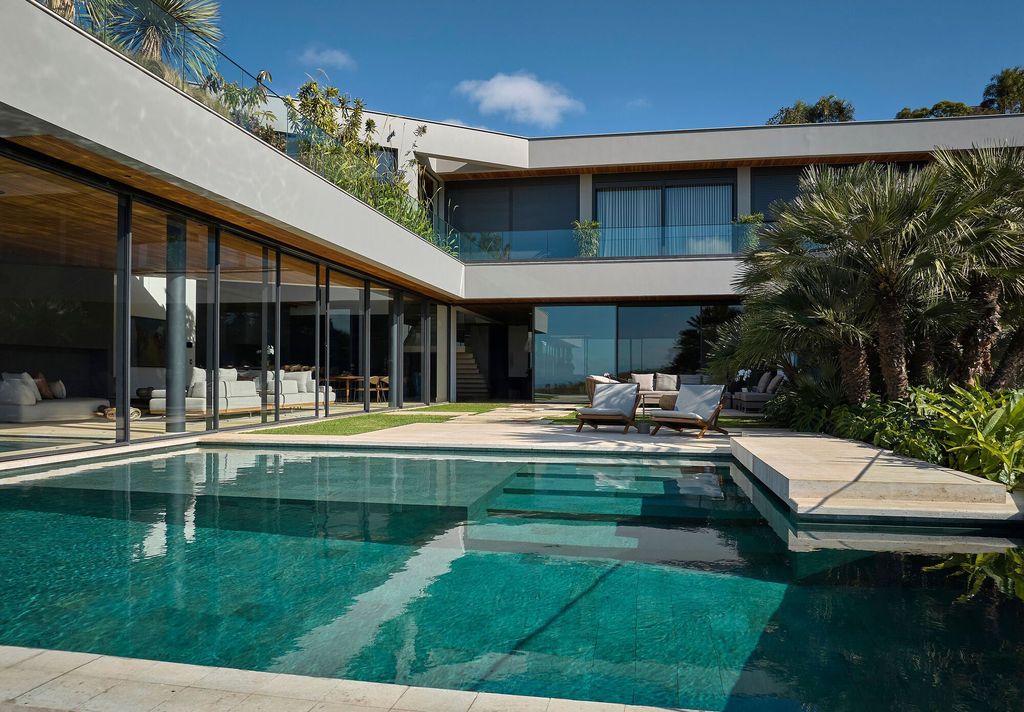 TA Residence, a Hillside Haven by Anastasia Arquitetos
