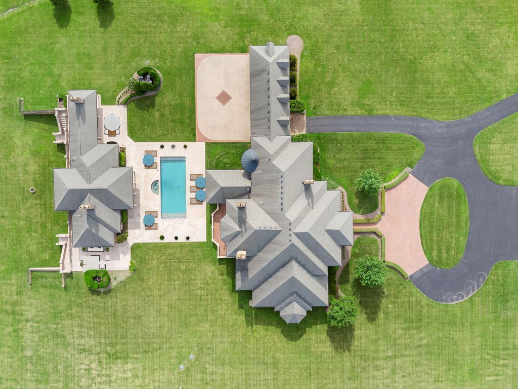 A Luxurious 10 Acre Estate in Lexington Kentucky A True Masterpiece Asking for 6 Million 6