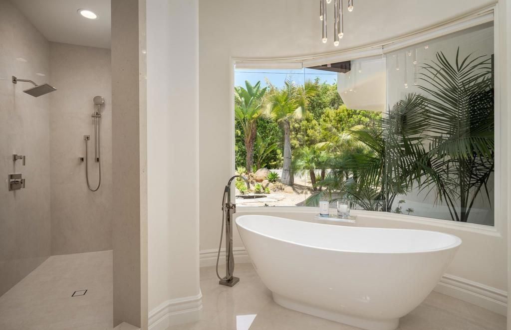 Chic Ocean View Treasure Ultimate Holiday at Home in California for 11.85 Million 16