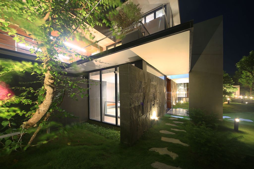 Climbing Roses Villa in Vietnam by ACCESS design lab 10