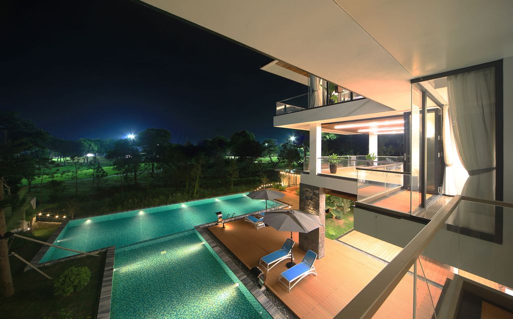 Climbing Roses Villa in Vietnam by ACCESS design lab