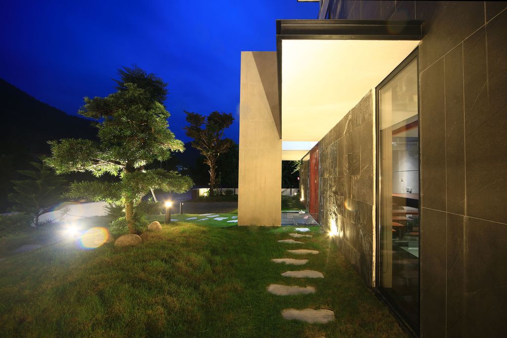 Climbing Roses Villa in Vietnam by ACCESS design lab 6