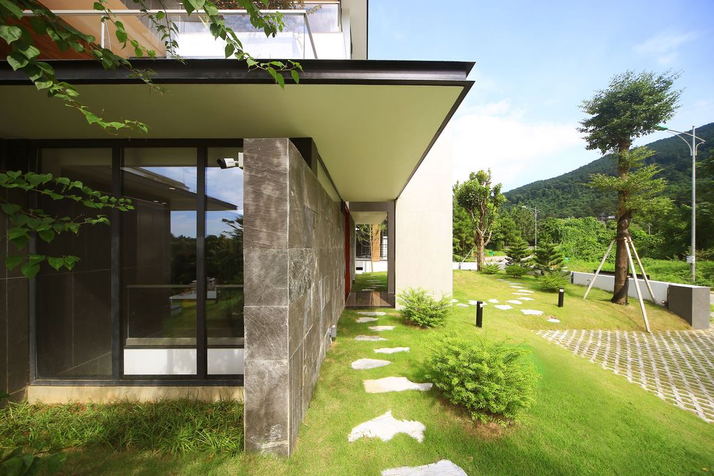 Climbing Roses Villa in Vietnam by ACCESS design lab