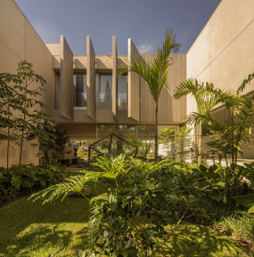 Pacaembu House Elegance and Leisure by Studio Arthur Casas 16