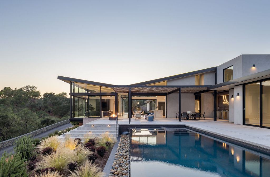 Ridgeview House, Contemporary Retreat by Signum Architecture