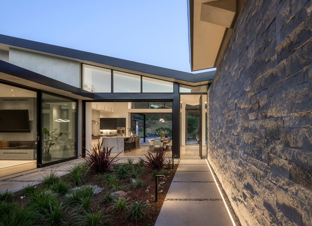 Ridgeview House, Contemporary Retreat by Signum Architecture