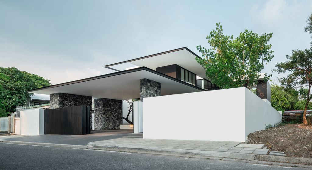Soffit House, Tropical Design by Ayutt and Associates design