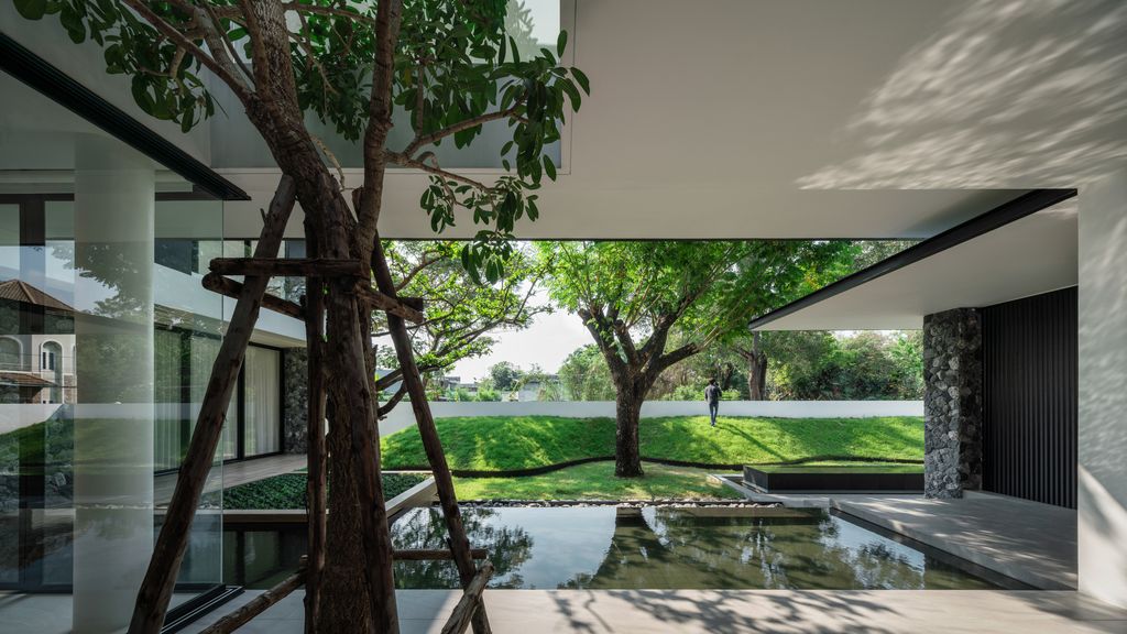Soffit House, Tropical Design by Ayutt and Associates design