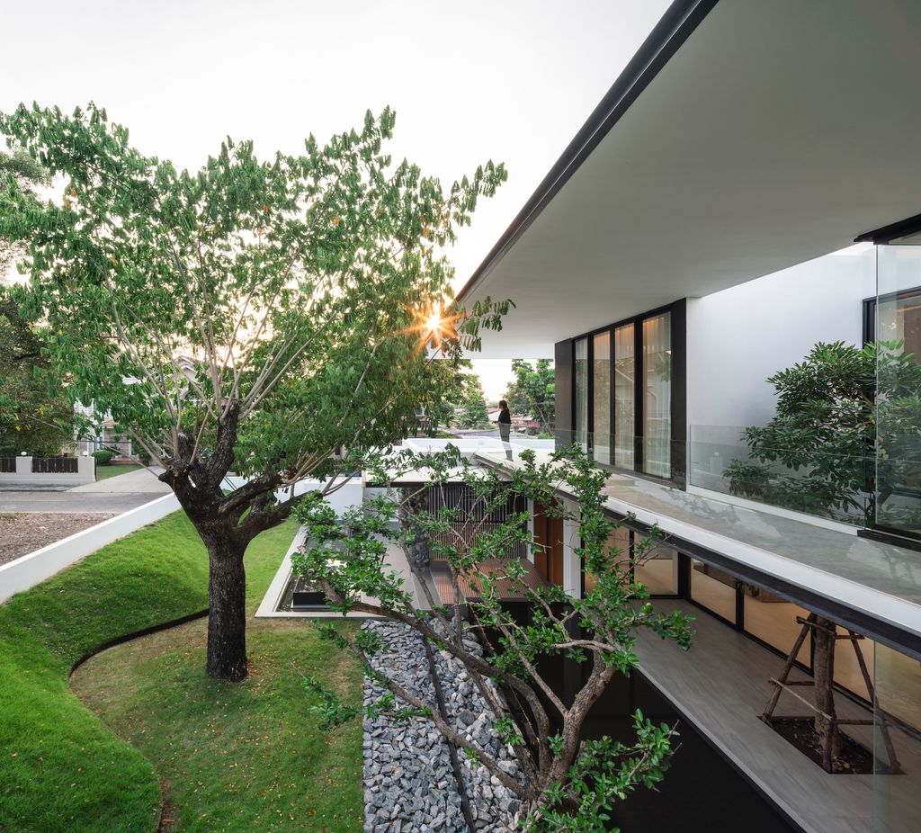 Soffit House, Tropical Design by Ayutt and Associates design