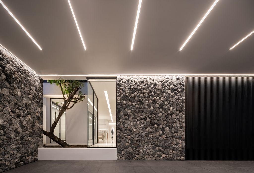 Soffit House, Tropical Design by Ayutt and Associates design