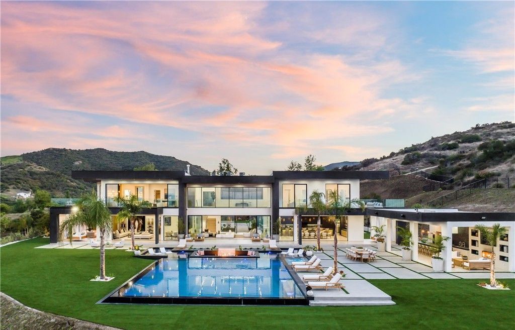 Stunning Malibu Home 11.5 Million for Panoramic Views and Luxurious Private Living 1