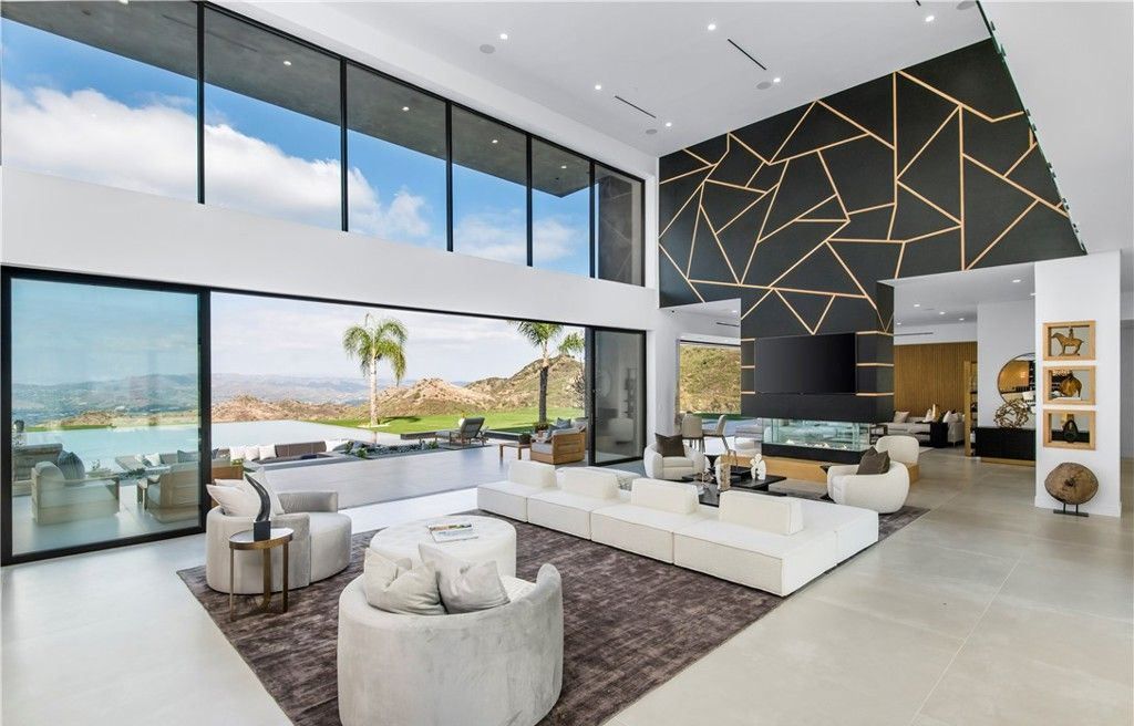 Stunning Malibu Home 11.5 Million for Panoramic Views and Luxurious Private Living 10