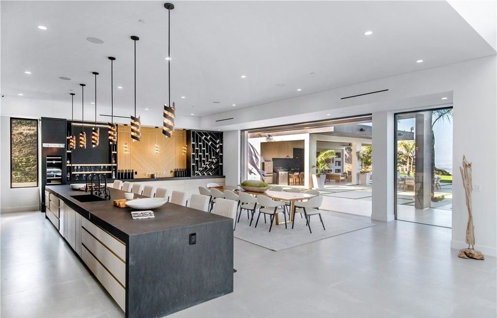 Stunning Malibu Home 11.5 Million for Panoramic Views and Luxurious Private Living 11