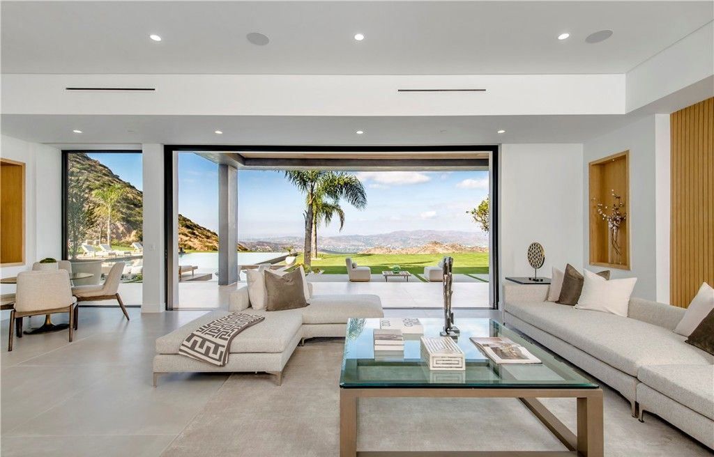 Stunning Malibu Home 11.5 Million for Panoramic Views and Luxurious Private Living 16