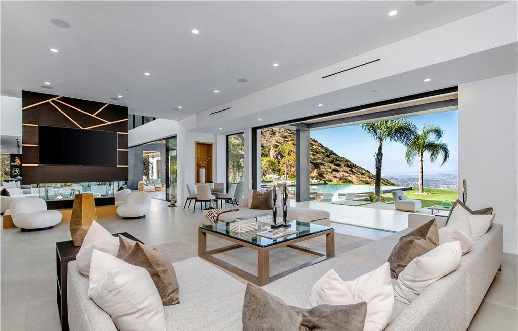 Stunning Malibu Home 11.5 Million for Panoramic Views and Luxurious Private Living 17